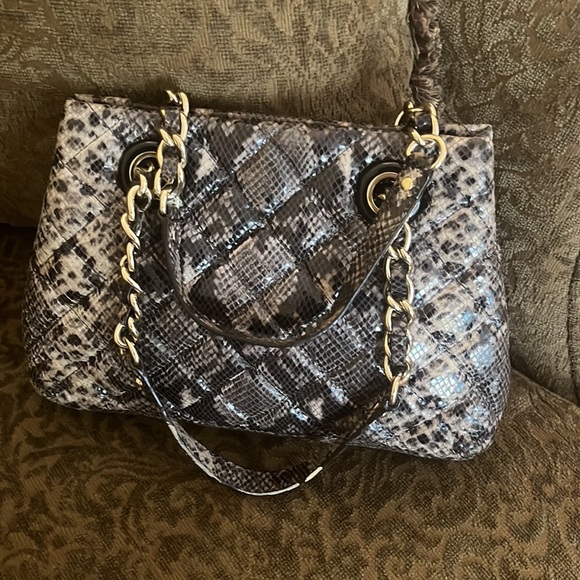 Kate spade Wore it once but there is chipping of handles as seen in pictures - Picture 3 of 7